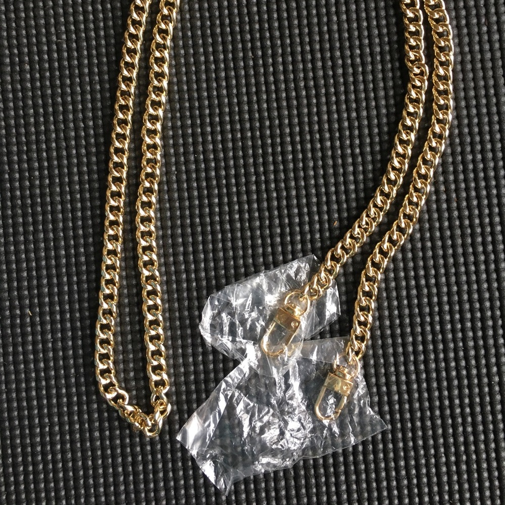 Crossbody Chainstrap - Picture 2 of 7